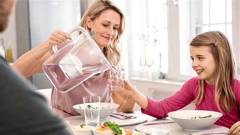 هذا ما يحدث لجسمك عند شرب الماء أثناء الأكل.. لن تصدق