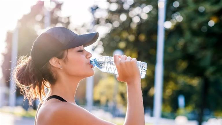 شرب الماء من الزجاجات البلاستيكية.. هل يرفع ضغط الدم؟