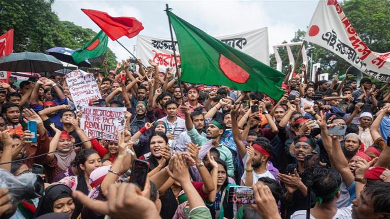 فيديو| محتجون في بنجلاديش يحاولون تحطيم تمثال والد رئيسة الوزراء المستقيلة