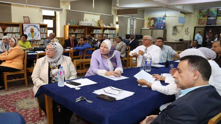 تعليم القاهرة تعقد اجتماعًا موسعًا مع مديري عموم الإدارت لمواجهة الكثافة الطلابية 