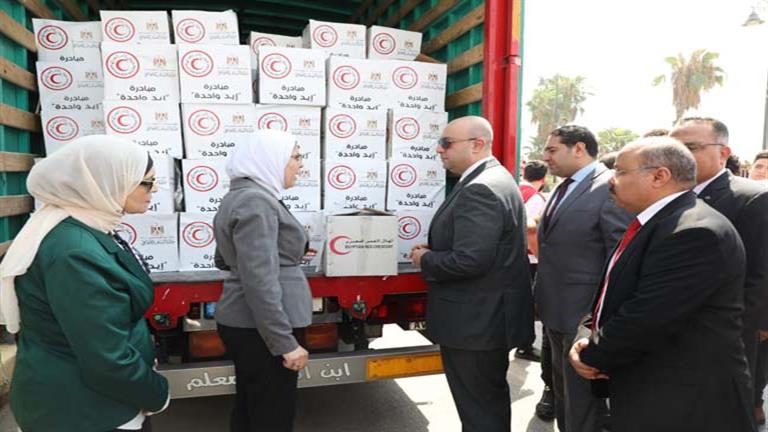 قافلة للهلال الأحمر لتقديم خدمات صحية ومساعدات غذائية في بني سويف 