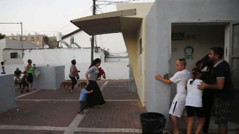 السلطات المحلية الإسرائيلية تدعو سكان الشمال إلى البقاء بالقرب من الملاجئ