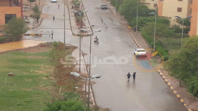 عاصفة ترابية أعقبها أمطار غزيرة.. موجة طقس سيئ تضرب أسوان- فيديو وصور