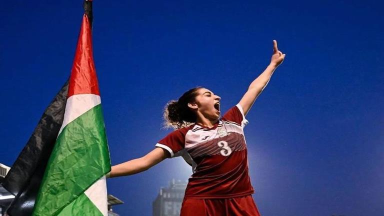 بالدبكة..  لاعبات الأهلي يستقبلن لاعبة منتخب فلسطين المنضمة حديثًا (فيديو وصور)