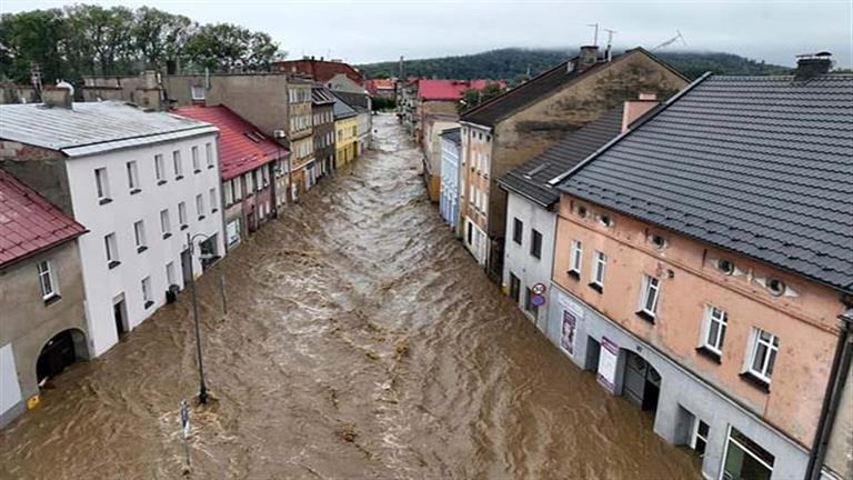 ″دول أوروبية تغرق وطائرات لإنقاذ السكان”.. 17 صورة ترصد حجم الكارثة