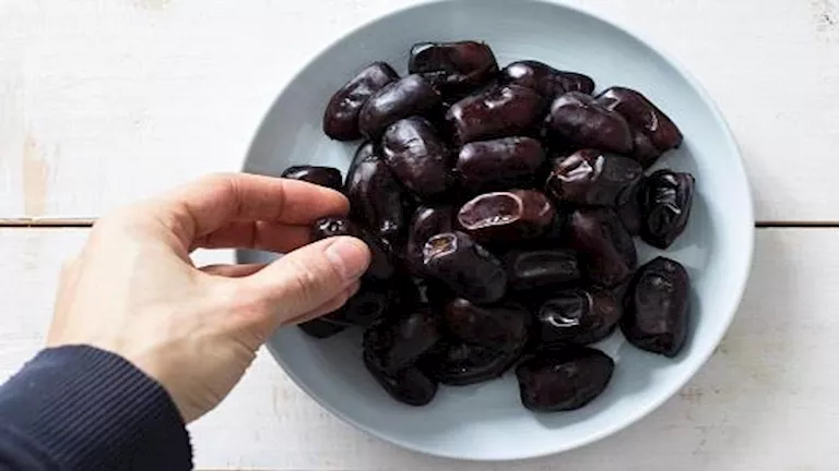5 فوائد مذهلة لتناول البلح الأسود يوميًا 