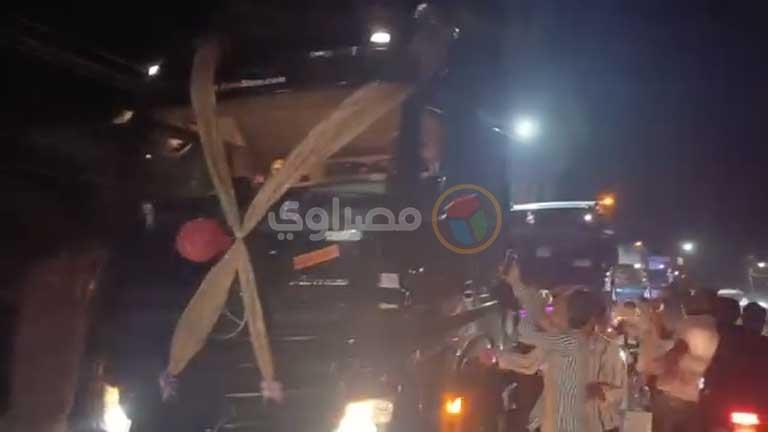 زفة النقل الثقيل.. عريس يزف عروسته في تريلا ببني سويف - صور