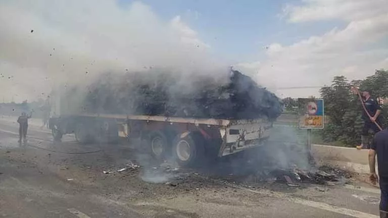 دون إصابات.. تفاصيل اشتعال النيران في تريلا أسفل نفق الطريق الأوسطي