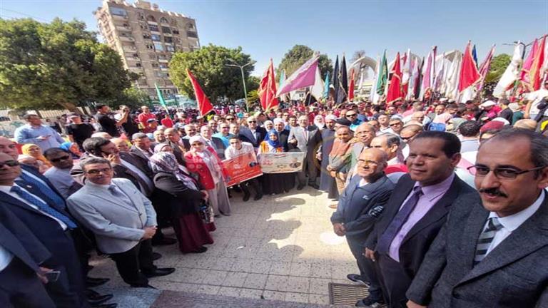 بالأعلام والأغاني الوطنية.. آلاف الطلاب في مسيرة بجامعة سوهاج لدعم "بداية" -فيديو وصور 