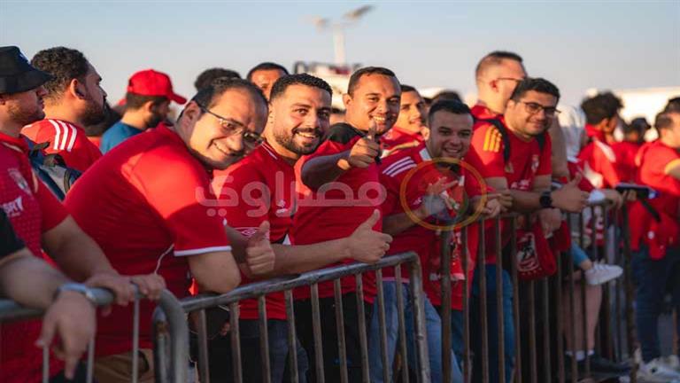 مفاجأة.. جماهير الأهلي بتيشيرتات الزمالك من أمام الاستاد (صور)