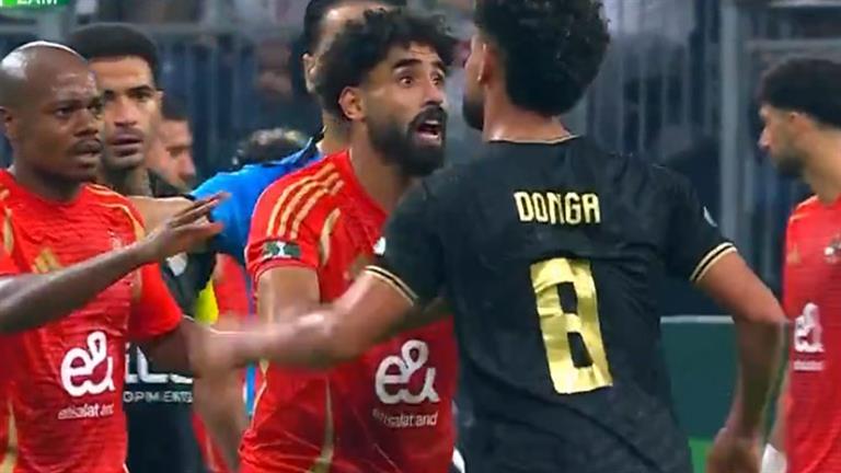 قبل ضربة الجزاء.. تفاصيل مشادة اللاعبين وتوقف مباراة الأهلي والزمالك (فيديو)