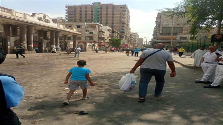 12 صورة ترصد إزالة الإشغالات والباعة الجائلين أمام محطة مترو حلوان 