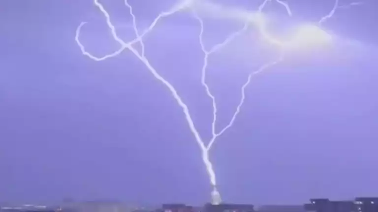 صاعقة تضرب مبنى الكونجرس الأمريكي