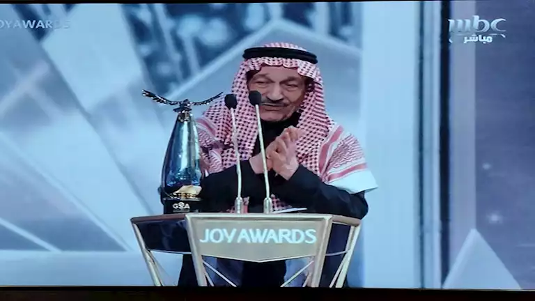 تكريم المخرج السعودي عبدالله المحيسن ومنحه جائزة الإنجاز مدى الحياة بحفل Joy Awards 