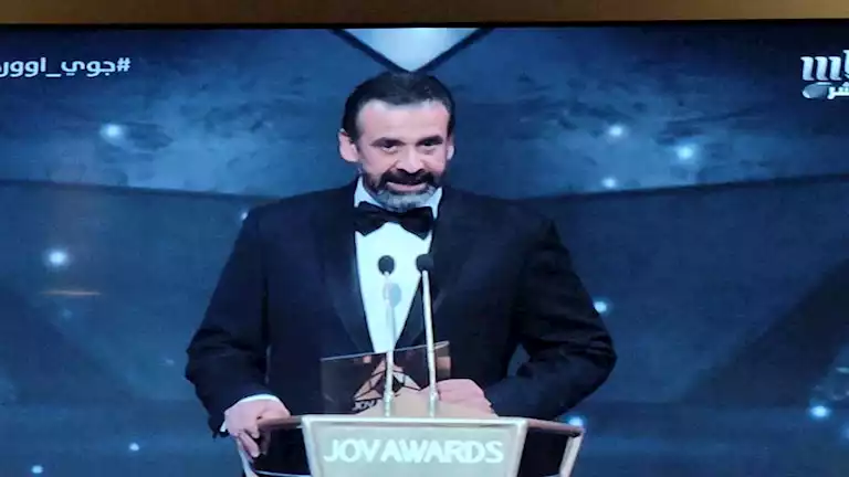 كريم عبدالعزيز يسلم والده المخرج محمد عبدالعزيز تكريم Joy Awards 2025 في السعودية