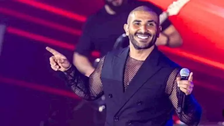 يبيع "بالطو" خاص به في مزاد علني.. 15 صورة لـ أحمد سعد أثارت جدلا 