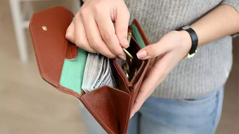 ما حكم تصدق الزوجة من مال زوجها؟.. الإفتاء توضح
