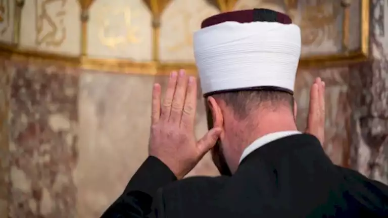 ما حكم رد الإمام أو الفتح عليه في القراءة أثناء الصلاة؟.. الإفتاء توضح