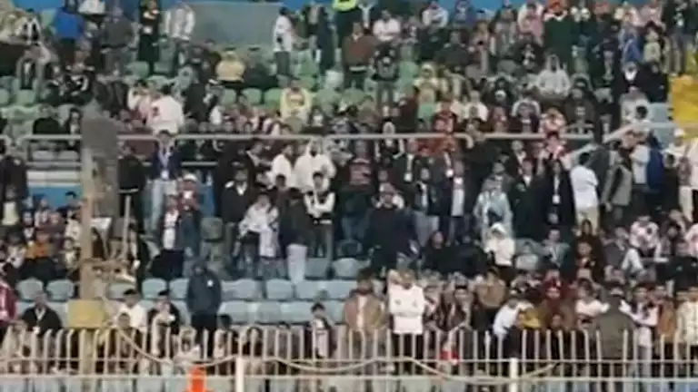 جمهور الزمالك يغادر ملعب مباراة بيراميدز قبل انتهائها (فيديو)