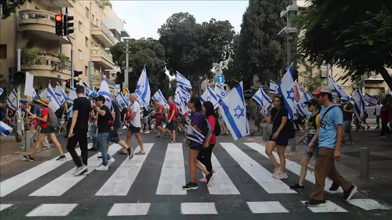 "لا يهمنا الأطفال".. صحفي يسأل إسرائيليين عن عدد الفلسطينيين الذين قُتلوا في غزة (فيديو)