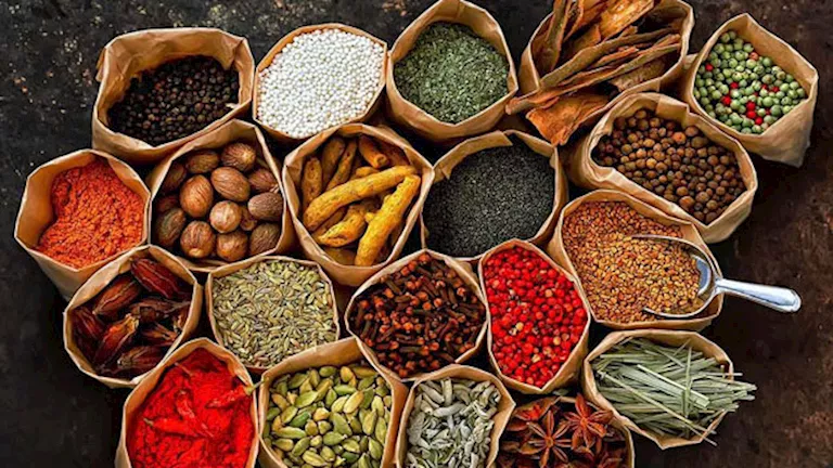 توابل شهيرة قد تؤثر على فعالية الأدوية: احذر القرفة والكركم والزنجبيل