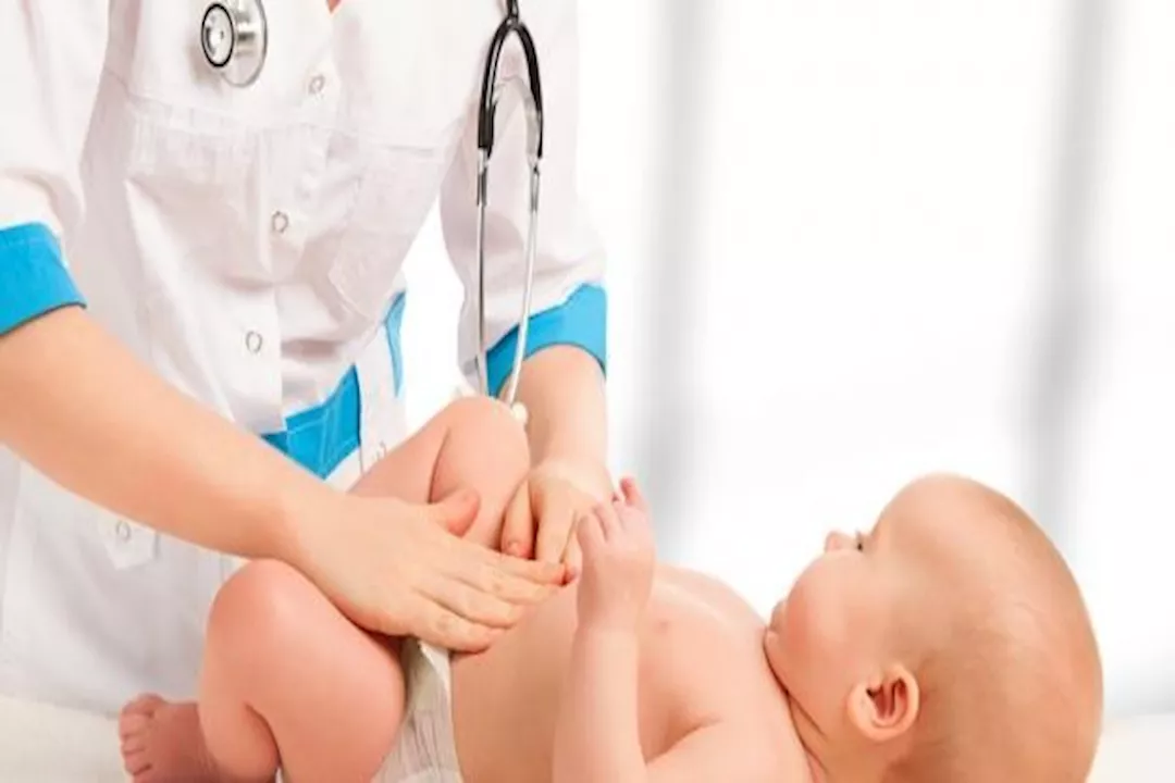 للتخلص من المغص.. طبيبة تنصح بتدليك بطن الطفل بزيت الزيتون