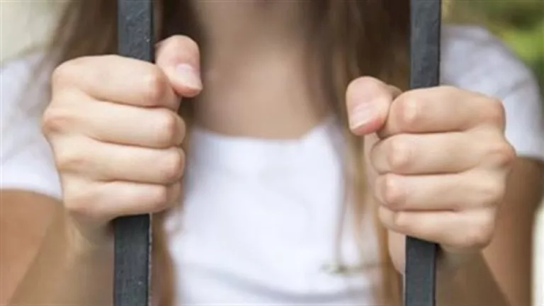 "ابنها عاكس زميلته ففصلوه".. تفاصيل اقتحام سيدة لـ مدرسة في أكتوبر
