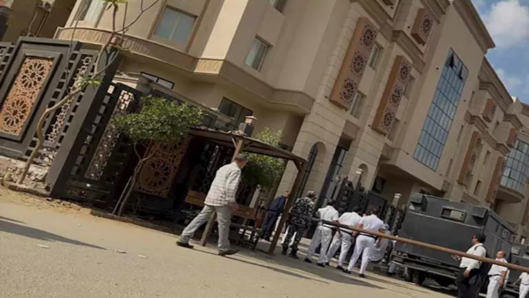 "بالزي الأبيض والكمامة".. لحظة وصول "سوزي الأردنية" للمحكمة الاقتصادية لحضور ثاني جلسات محاكمتها