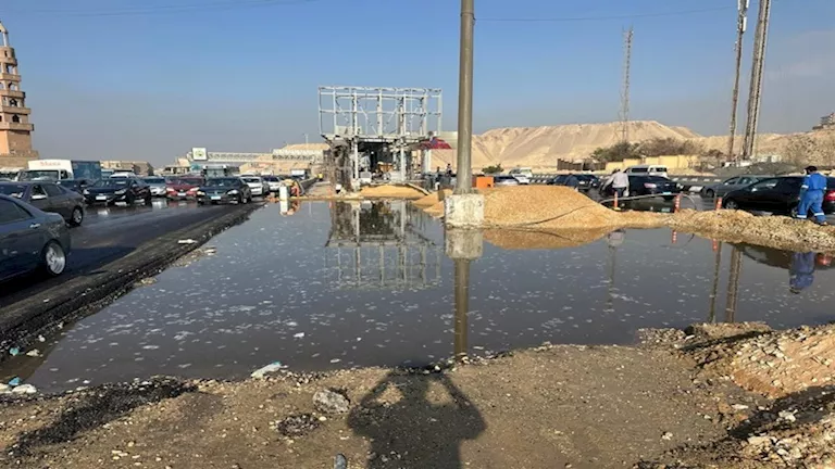 بسبب كسر ماسورة مياه.. كثافات مرورية أعلى الطريق الدائري بالأوتوستراد | صور