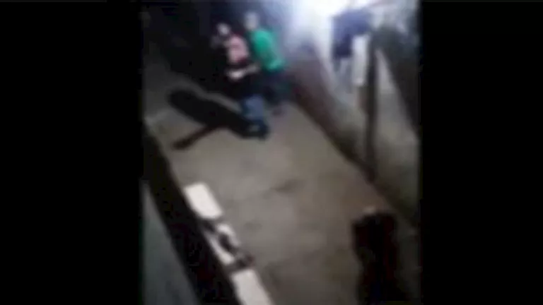 جار غاضب يرهب أسرة بالسلاح في المنصورة
