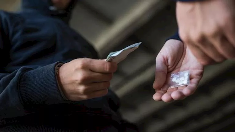 ضبط 4 متهمين يروجون "البودر" عبر فيديو ببولاق الدكرور