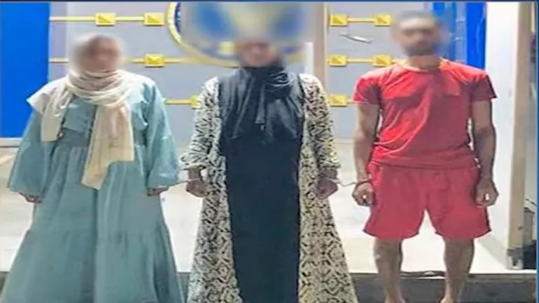 واقعة صادمة.. أسرة طالبة تنهال على مُعلم بالضرب داخل مدرسة في الجيزة| فيديو