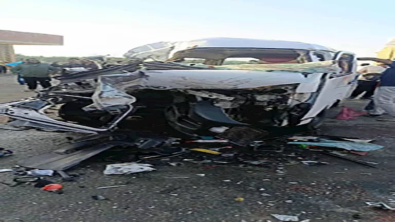 ميكروباص يرتطم بالرصيف أمام قاعة المنارة والحصيلة 5 مصابين