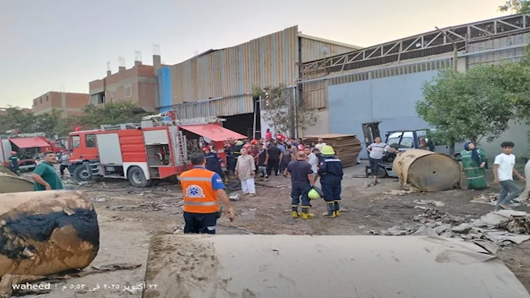 "لهيب الجبل الأصفر".. النيران تبتلع مصنع كرتون والحصيلة 5 مصابين