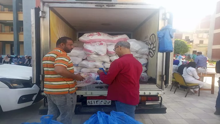 لدعم أهالي المستعمرة.. محافظة الإسكندرية تواصل قوافل الخير -صور