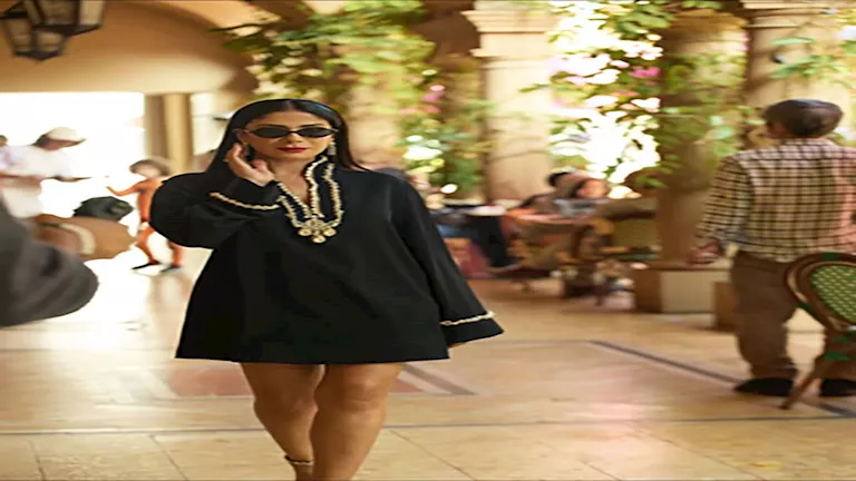 منى زكي تتألق بإطلالة ساحرة في عرض أزياء عالمي