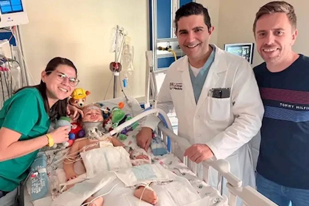 بالصور| طبيب ينقذ طفلًا من إصابة لا ينجو منها أحد- ما القصة؟