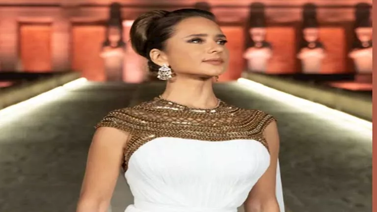 نيللي كريم تتألق بالزي الفرعوني قبل افتتاح المتحف المصري الكبير