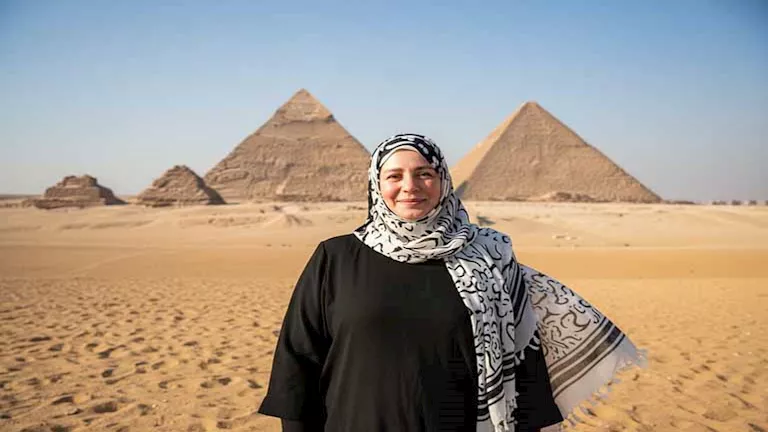 عبلة كامل تتألق أمام أهرامات الجيزة قبيل افتتاح المتحف المصري الكبير