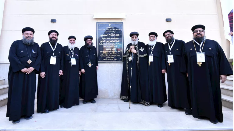 البابا تواضروس يزور كنيسة القديس بشنونة بمصر القديمة ويفتقد بيت ضيافة