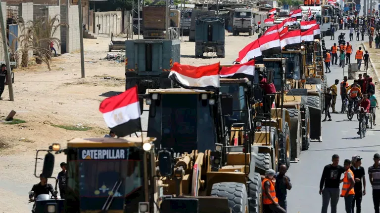صورة | ظهور جرافات مصرية في طريقها إلى وسط قطاع غزة.. "التفاصيل" 