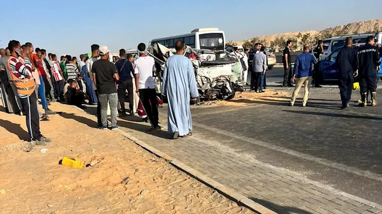 بالأسماء.. إصابة 11 مصابًا في حادث تصادم سيارتين بالبحيرة