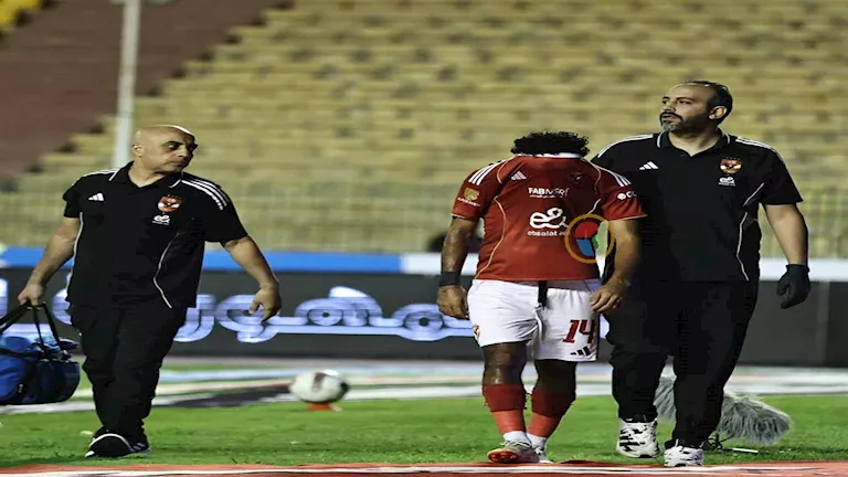 حسين الشحات يغادر مباراة الأهلي أمام كهرباء الإسماعيلية بسبب الإصابة