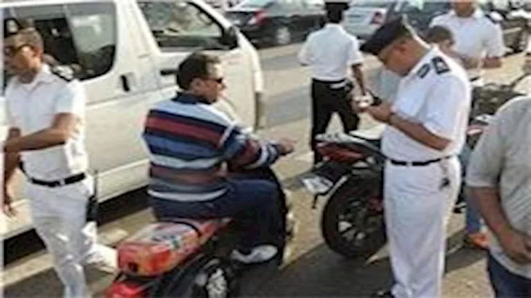الداخلية تضبط 1023 دراجة نارية بسبب عدم ارتداء الخوذة