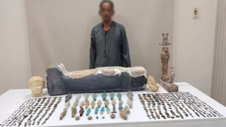 كنز تحت التراب.. ضبط 500 قطعة أثرية بحوزة مزارع ببني سويف