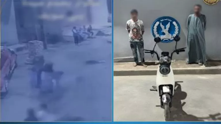 فيديو صادم.. ضبط قائد دراجة كهربائية صدم سيدة وهرب في بني سويف