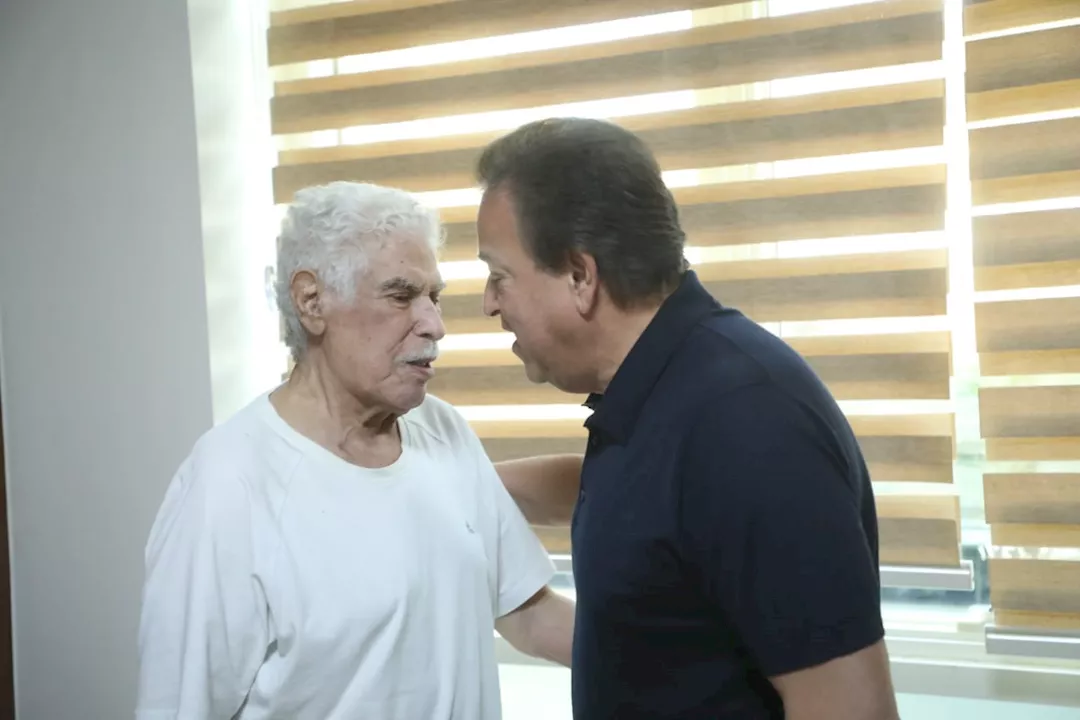 وزير الصحة يزور الكابتن حسن شحاتة