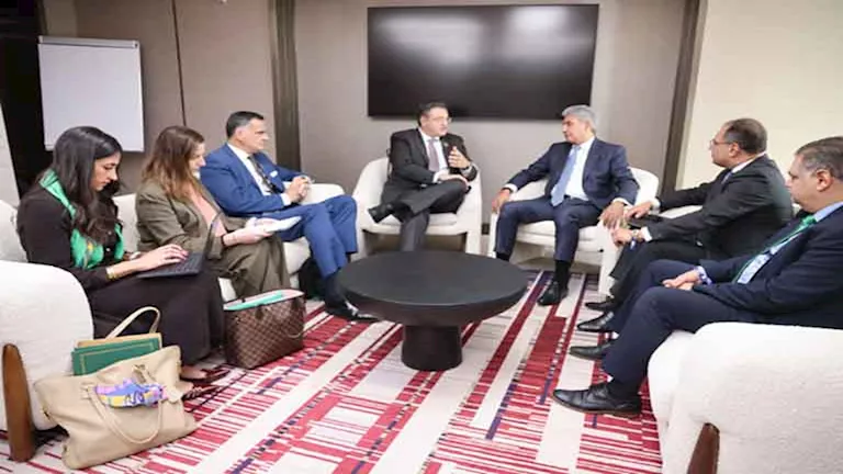 وزير السياحة يجتمع مع مفوض الاتحاد الأوروبي للنقل المستدام والسياحة