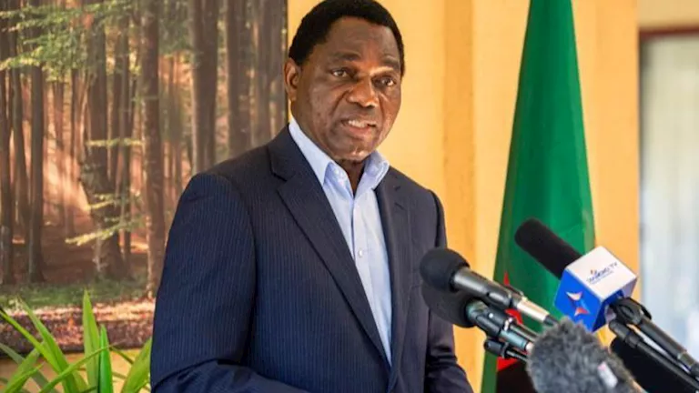 بسبب أزمة الجوع.. مواطني زامبيا يرجمون رئيسهم بالحجارة |فيديو