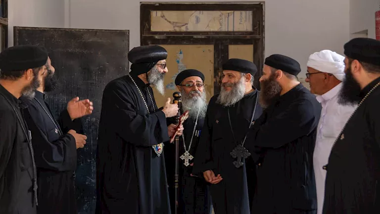 أسقف برج العرب والعامرية يُدلي بصوته في انتخابات النواب بالإسكندرية (ص